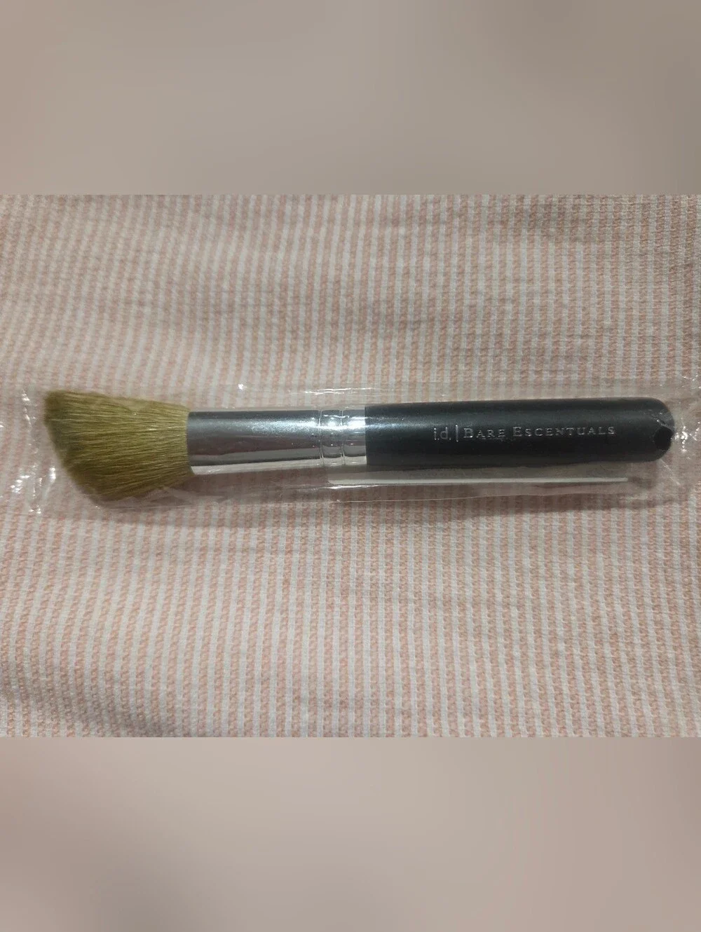 Bare Escentuals Angled Blush Brush in Black with Light Brown Bristles